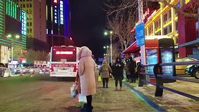 4k高清拍摄城市夜晚公交车穿梭人流穿梭视频的预览图